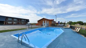 Una piscina al aire libre de temporada