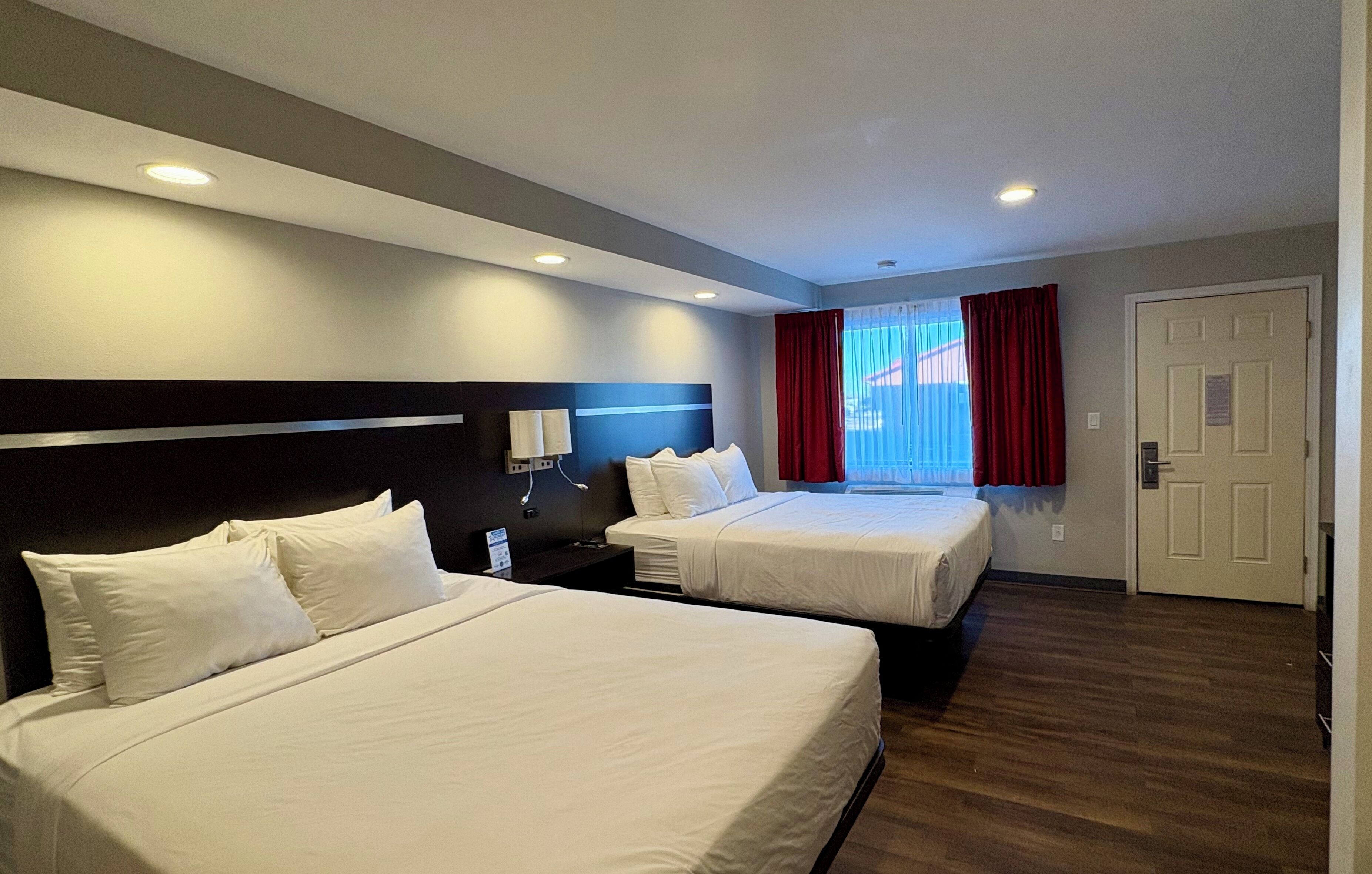 Muebles diferentes, escritorio y espacio para trabajar con laptop . Americas Best Value Inn Wall