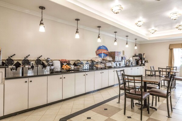 Free daily continental breakfast - Baymont by Wyndham Galveston (Galveston)