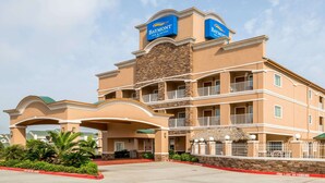 Edificio del Baymont Inn & Suites de dos plantas, con varios balcones y una zona de entrada cubierta.