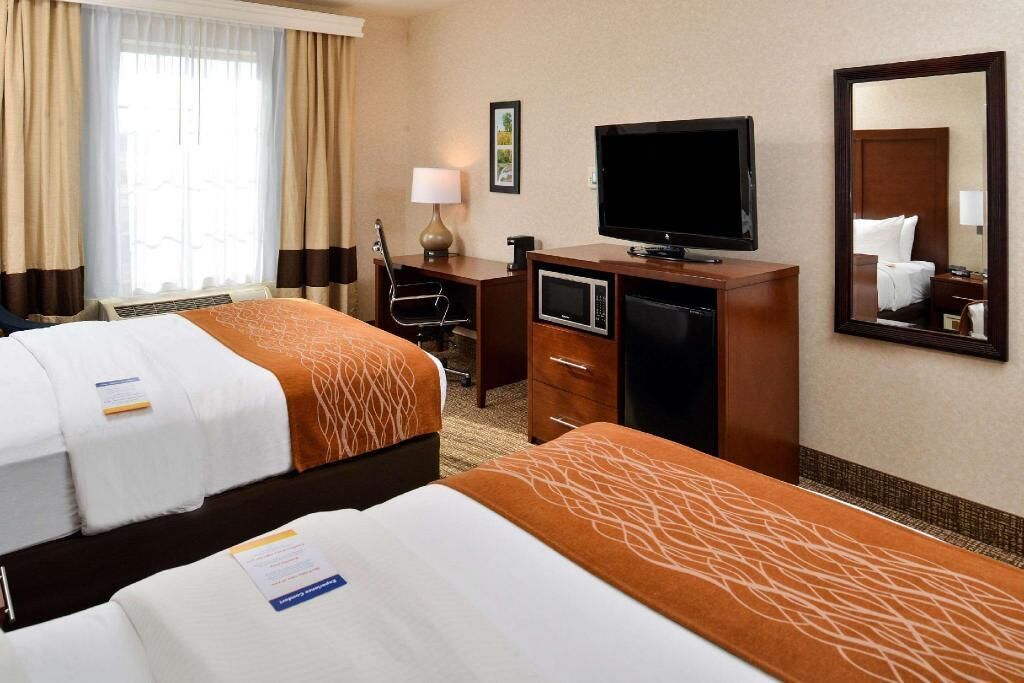 In-room safe, desk, laptop workspace, iron/ironing board