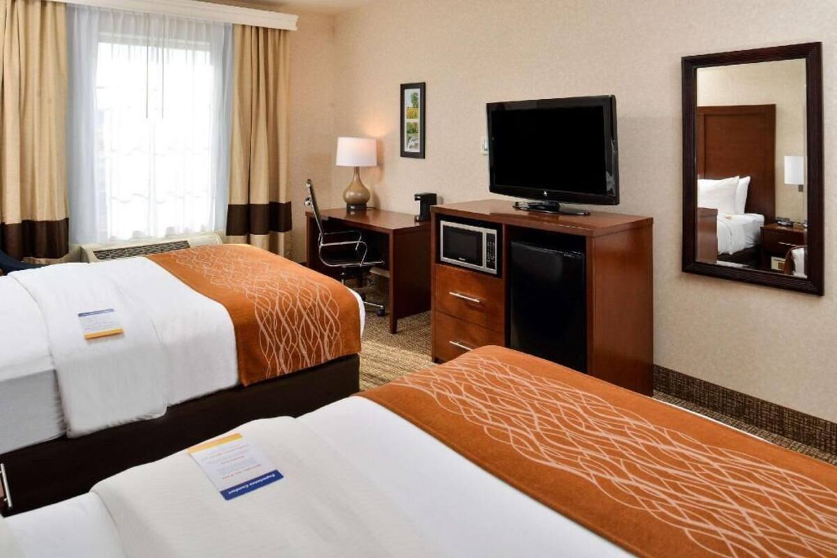 In-room safe, desk, laptop workspace, iron/ironing board
