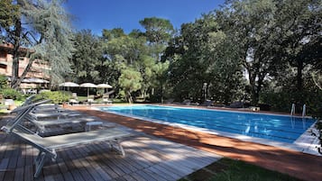 Piscina externa sazonal, funciona das 9h às 19h, guarda-sóis