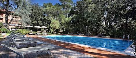 Piscine extérieure (ouverte en saison), parasols de plage