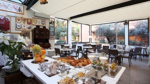 Un bufé de desayuno con diversas opciones de comida y vistas al exterior.