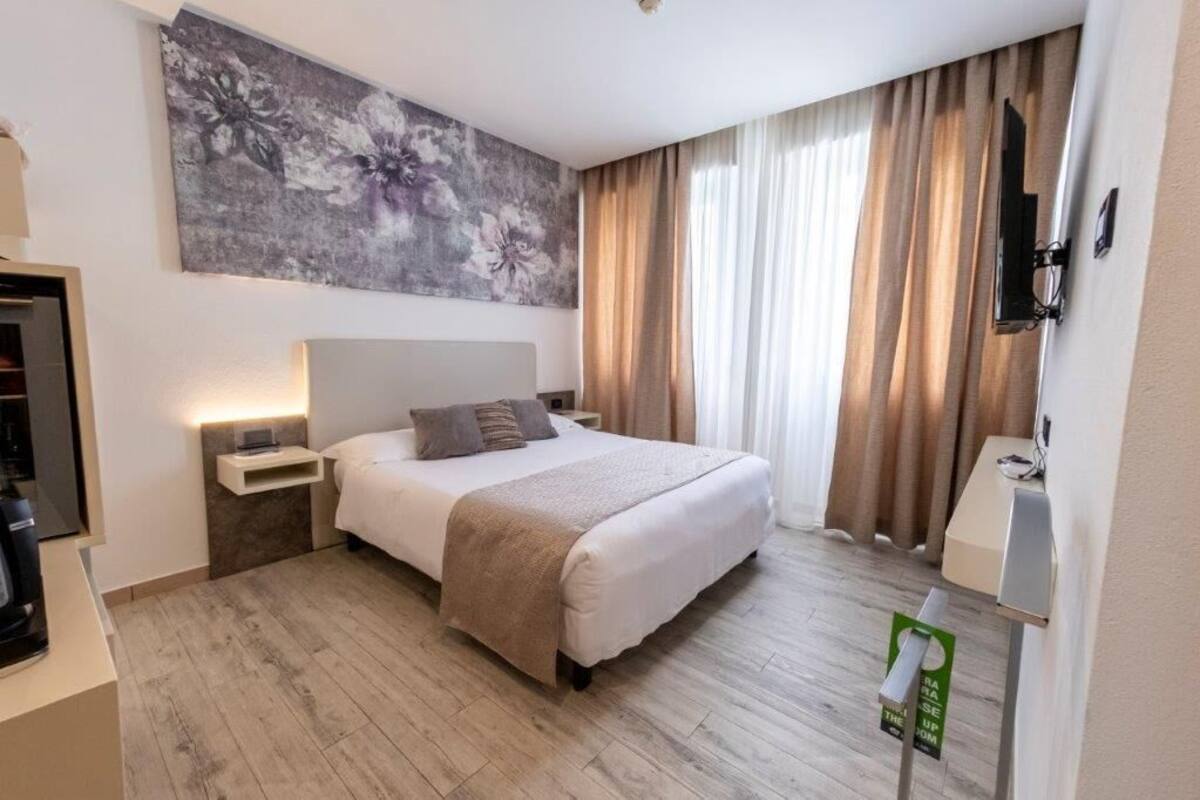 double room | down duvets, minibar, in-room safe, desk