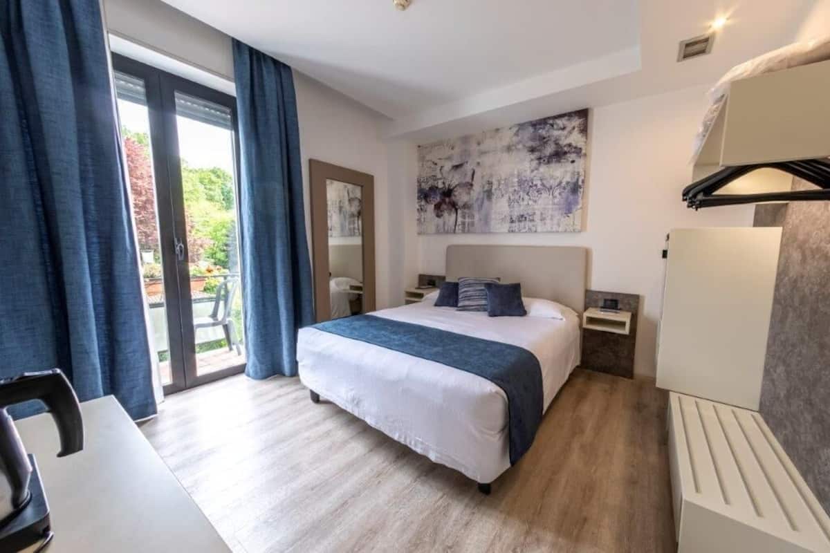Camera doppia | Copriletto in piuma, minibar, una cassaforte in camera, una scrivania