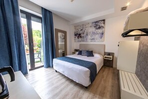 Habitación doble | Edredones de plumas, minibar, caja fuerte y escritorio