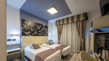 Twin kamer | Donzen dekbedden, een minibar, een kluis op de kamer, een bureau