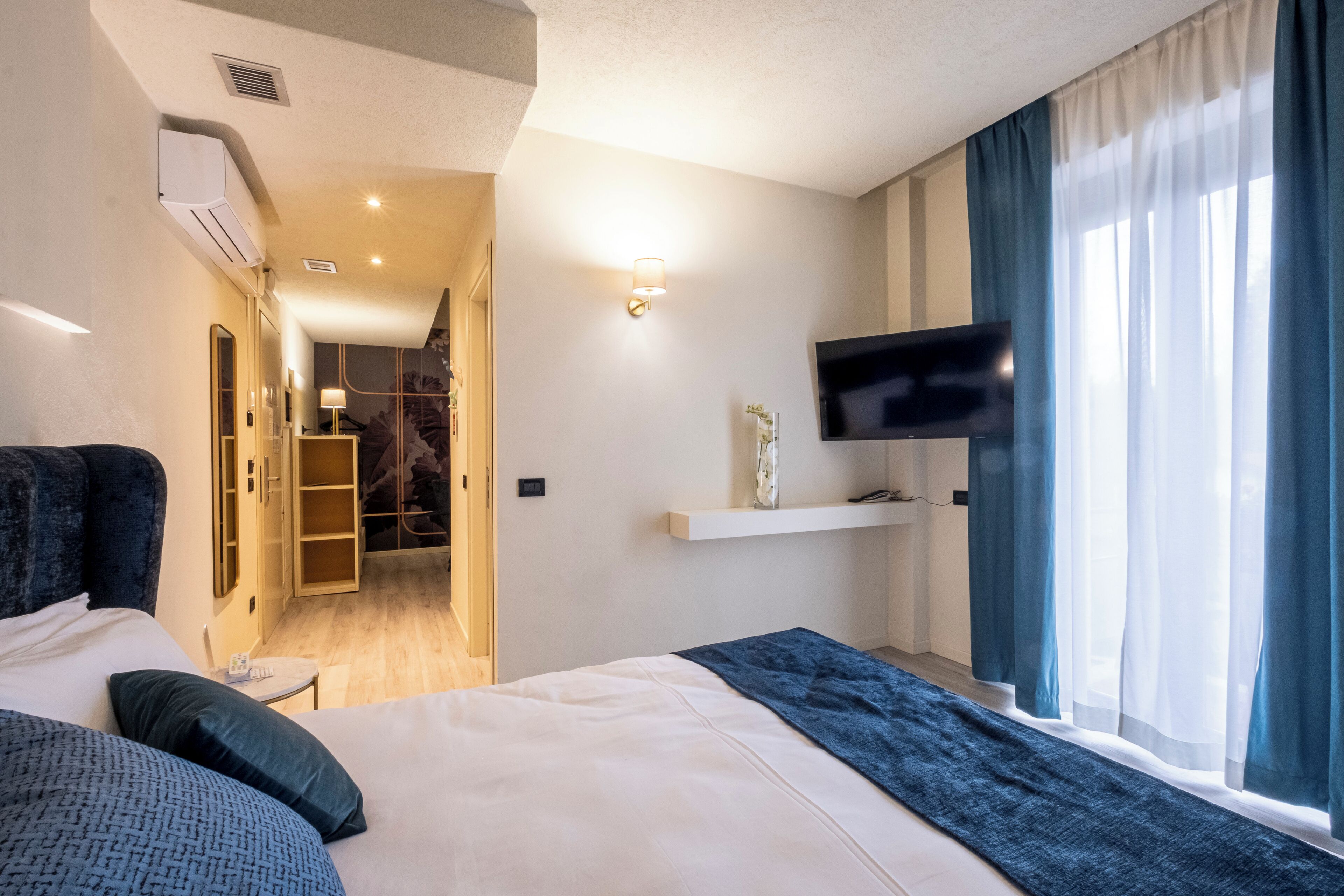 Junior Suite | Donzen dekbedden, een minibar, een kluis op de kamer, een bureau