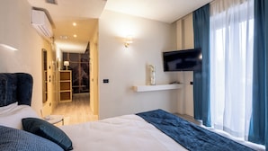Junior Suite | Chăn bông, minibar, két bảo mật tại phòng, bàn 