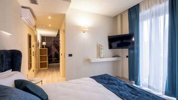 Junior Suite | Donzen dekbedden, een minibar, een kluis op de kamer, een bureau