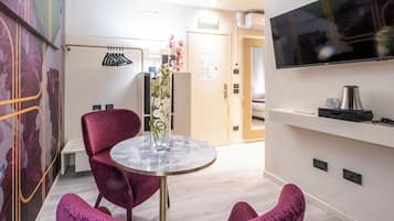 Junior Suite | Edredón, minibar, caja de seguridad en la habitación y escritorio