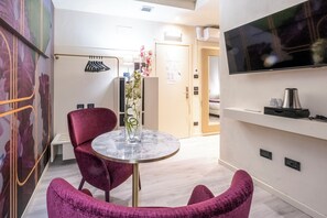 Junior Suite | ผ้านวมขนเป็ด, มินิบาร์, ตู้นิรภัยในห้องพัก, โต๊ะทำงาน