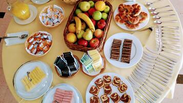 Free daily continental breakfast