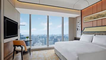 Executive King Room | Minibar, in-room safe, desk, blackout drapes