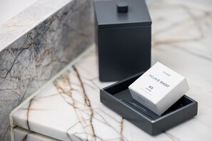 Erillinen kylpyamme ja suihku, sadesuihkupää, designer-hygieniatuotteet