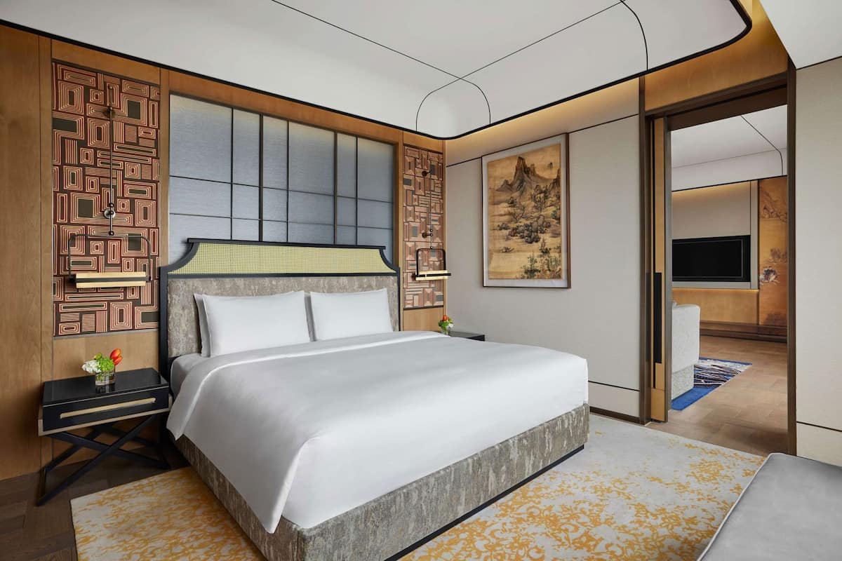 Minibaari, tallelokero huoneessa, työpöytä, pimennysverhot