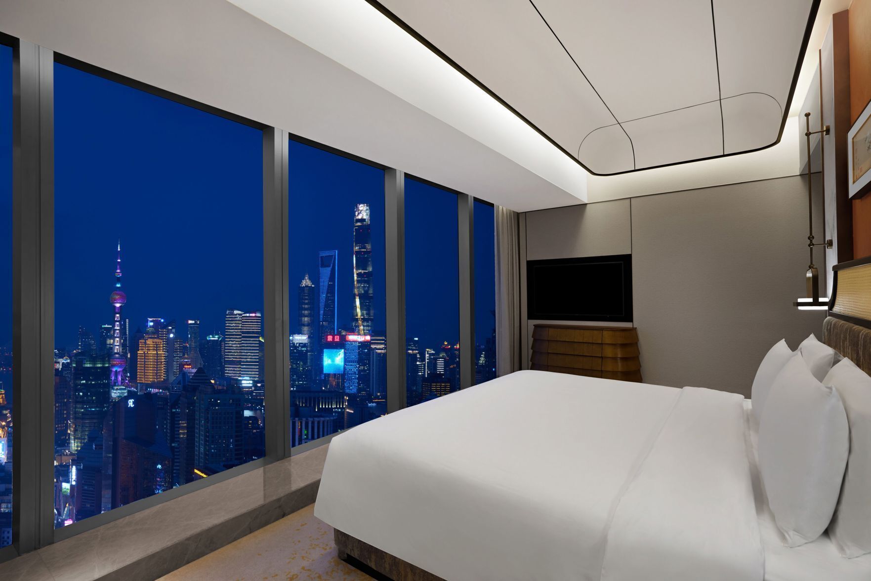 Bar mini, peti besi dalam bilik, meja, langsir/tirai gelap terus 