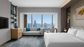 Deluxe King Room High Floor | Minibar, in-room safe, desk, blackout drapes