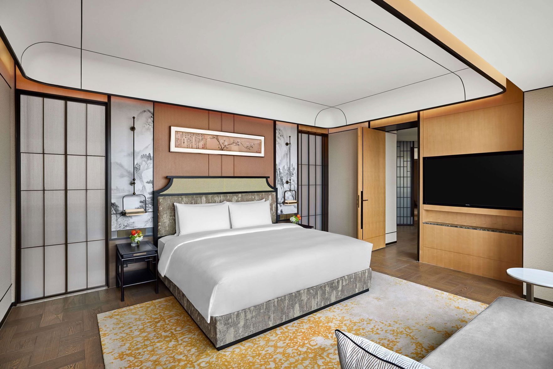 Bar mini, peti besi dalam bilik, meja, langsir/tirai gelap terus 