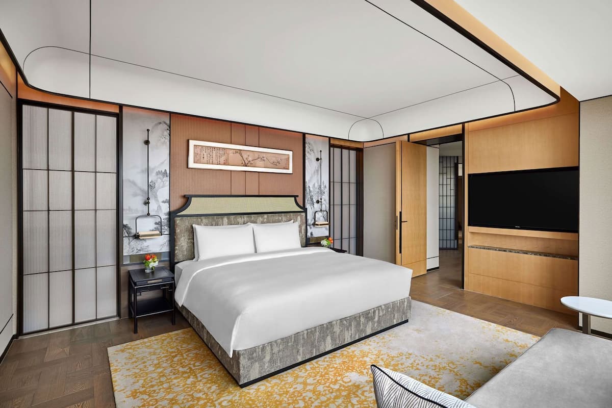 Minibaari, tallelokero huoneessa, työpöytä, pimennysverhot