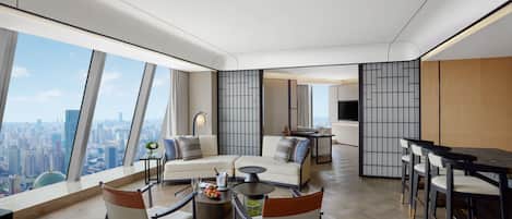 Suite, 1 cama de matrimonio grande | Zona de estar | Televisión LCD de 42 pulgadas con canales por satélite, una televisión