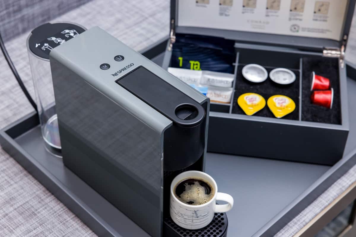 Minibar, caja de seguridad en la habitación y escritorio