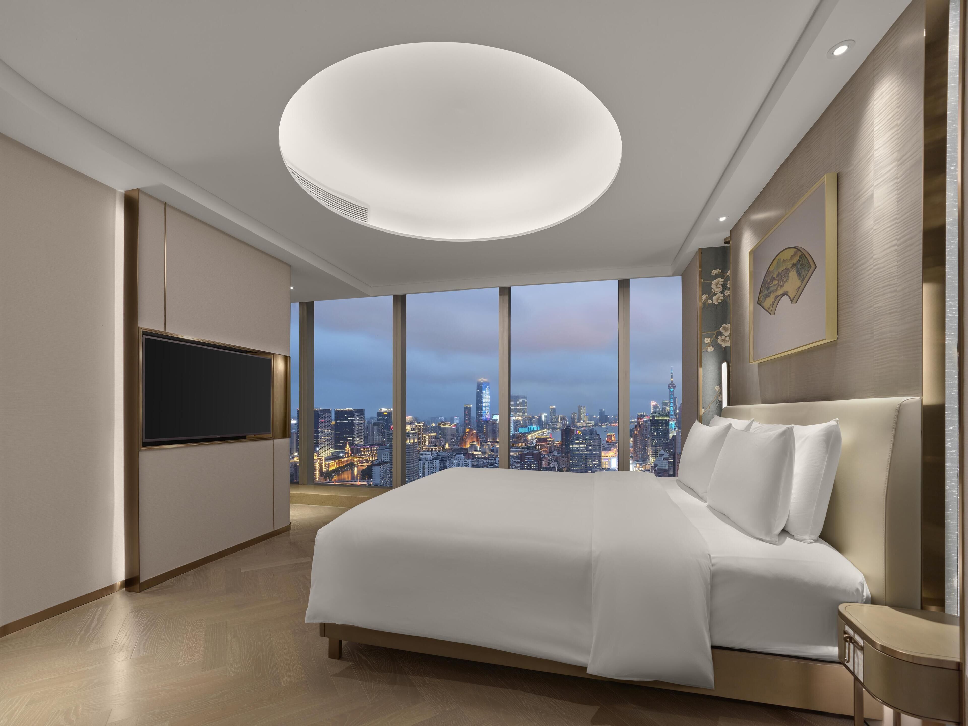 Premium suite, 1 kingsize bed | Een minibar, een kluis op de kamer, een bureau, verduisterende gordijnen