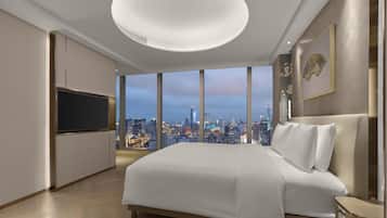 Premium suite, 1 kingsize bed | Een minibar, een kluis op de kamer, een bureau, verduisterende gordijnen