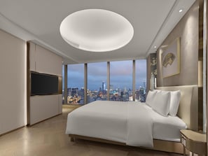 Premium Suite | Minibar, in-room safe, desk, blackout drapes - Conrad Shanghai (Shanghai)