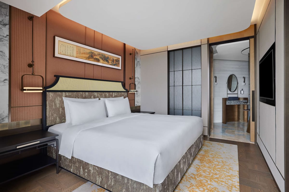 City View Suite | Minibar, in-room safe, desk, blackout drapes