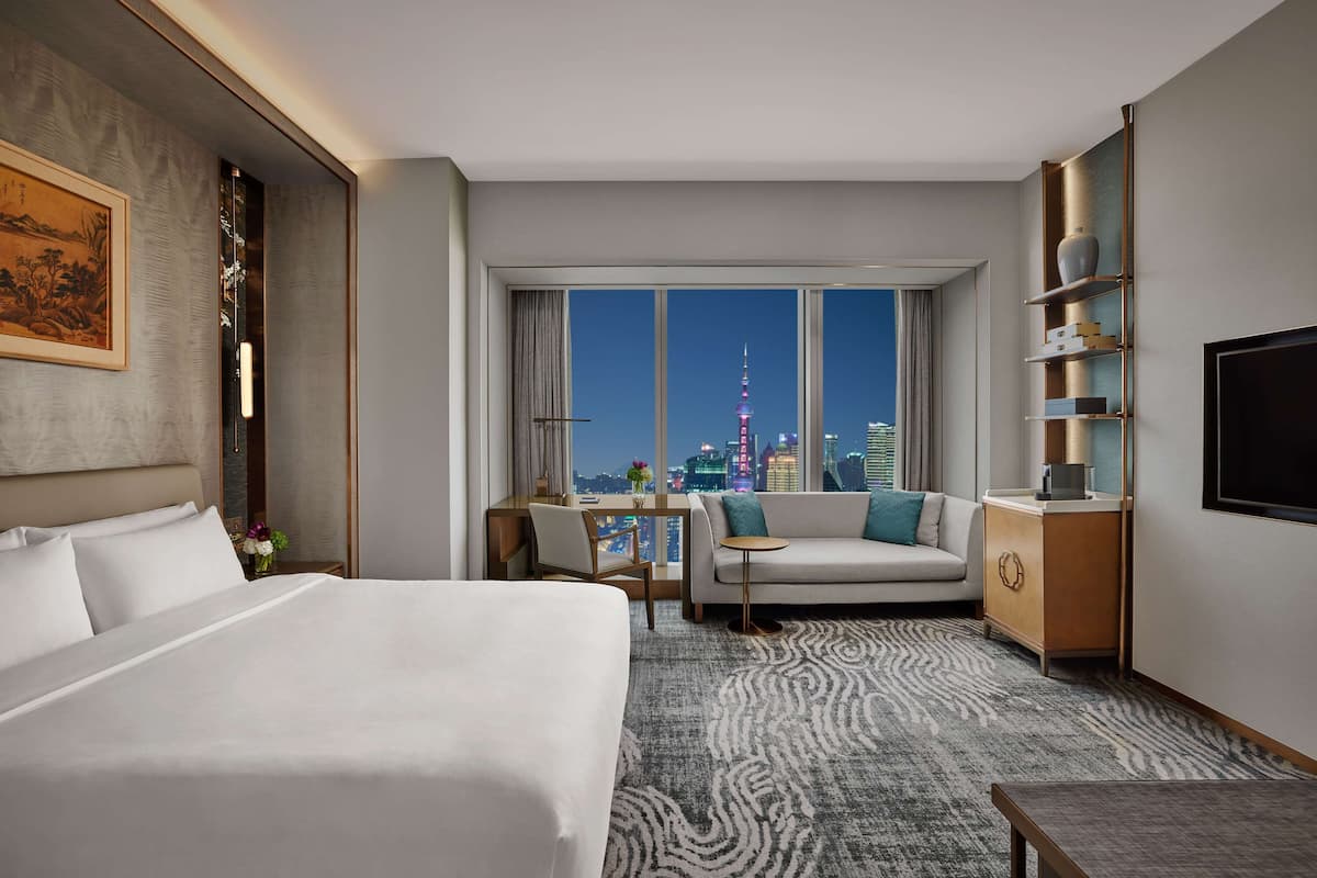 Bund View Room | Minibar, in-room safe, desk, blackout drapes