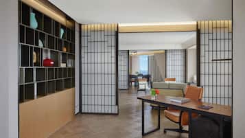 Conrad Suite | Minibar, in-room safe, desk, blackout drapes