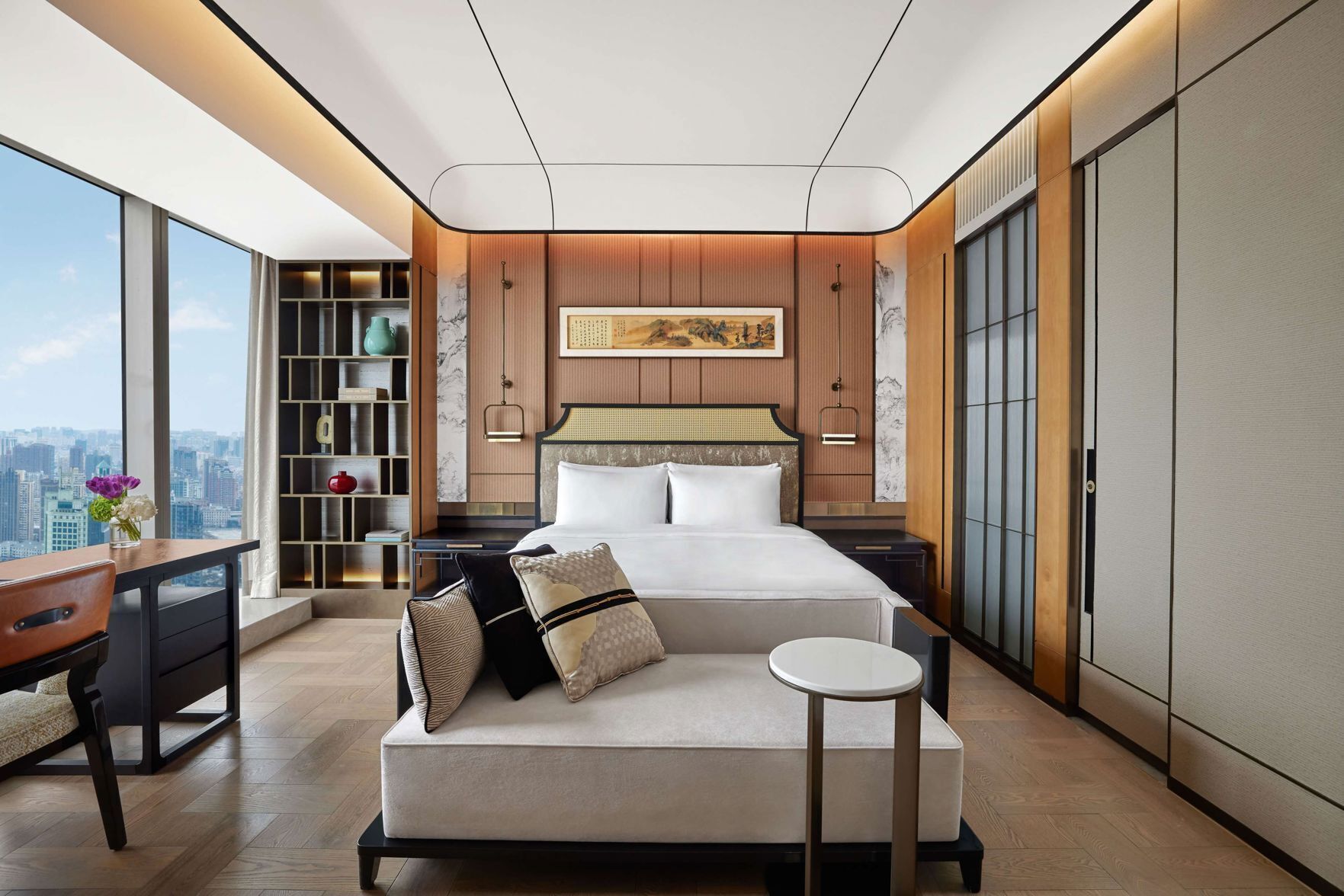 Bar mini, peti besi dalam bilik, meja, langsir/tirai gelap terus 