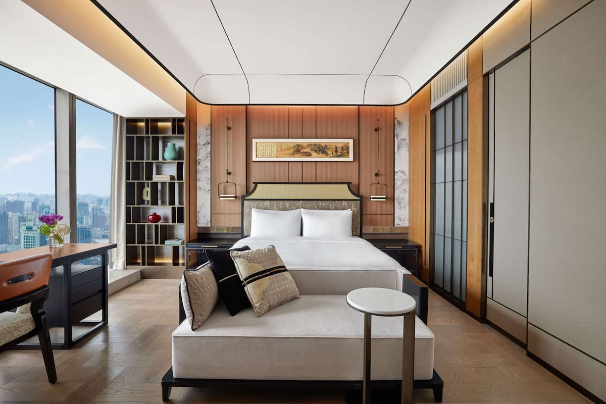 Minibaari, tallelokero huoneessa, työpöytä, pimennysverhot