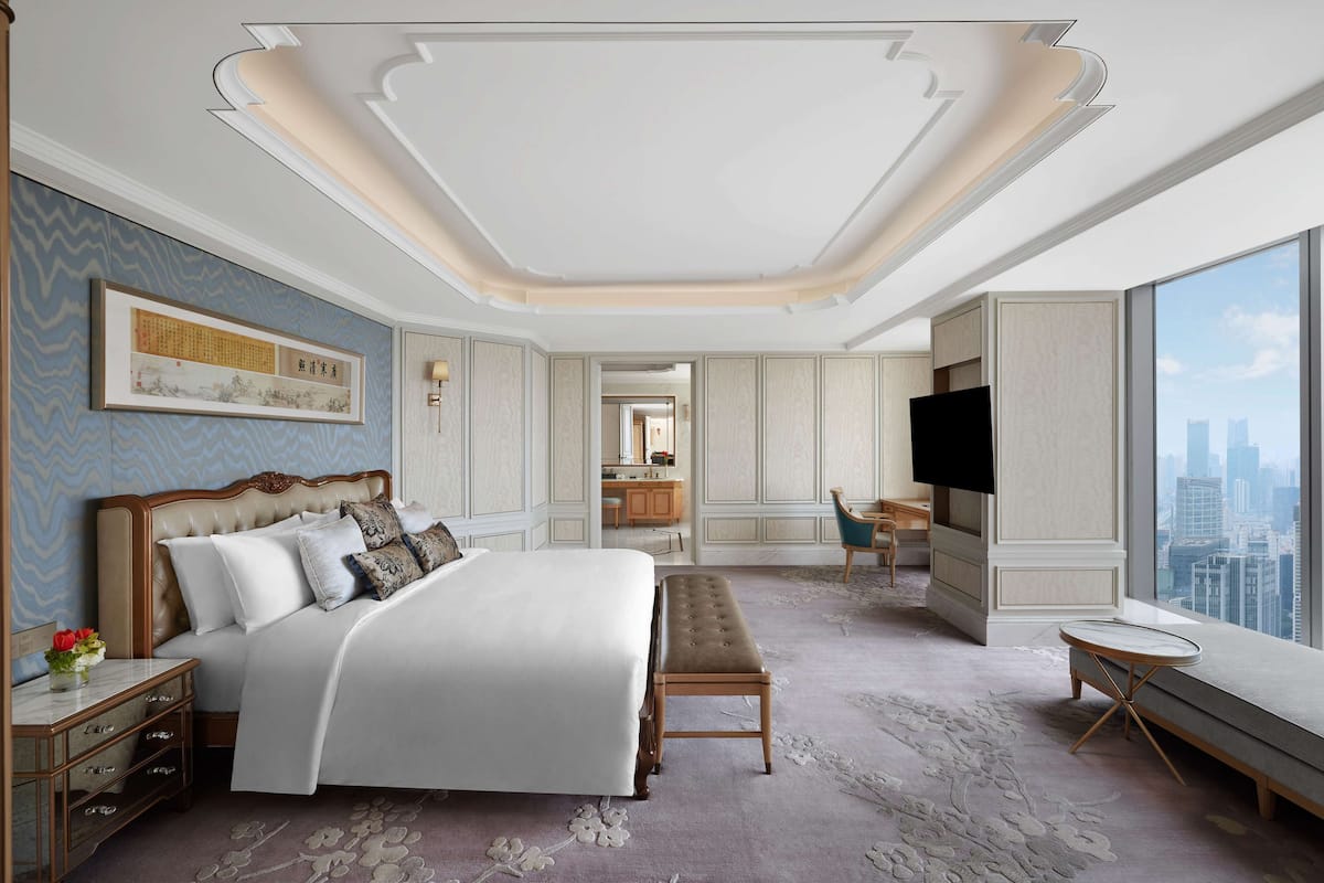 Presidential Suite | Minibar, in-room safe, desk, blackout drapes