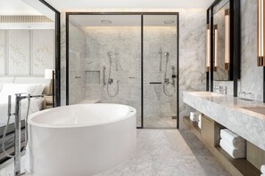 Suite Club, 1 cama King size | Baño | Tina y regadera independientes y regadera tipo lluvia 
