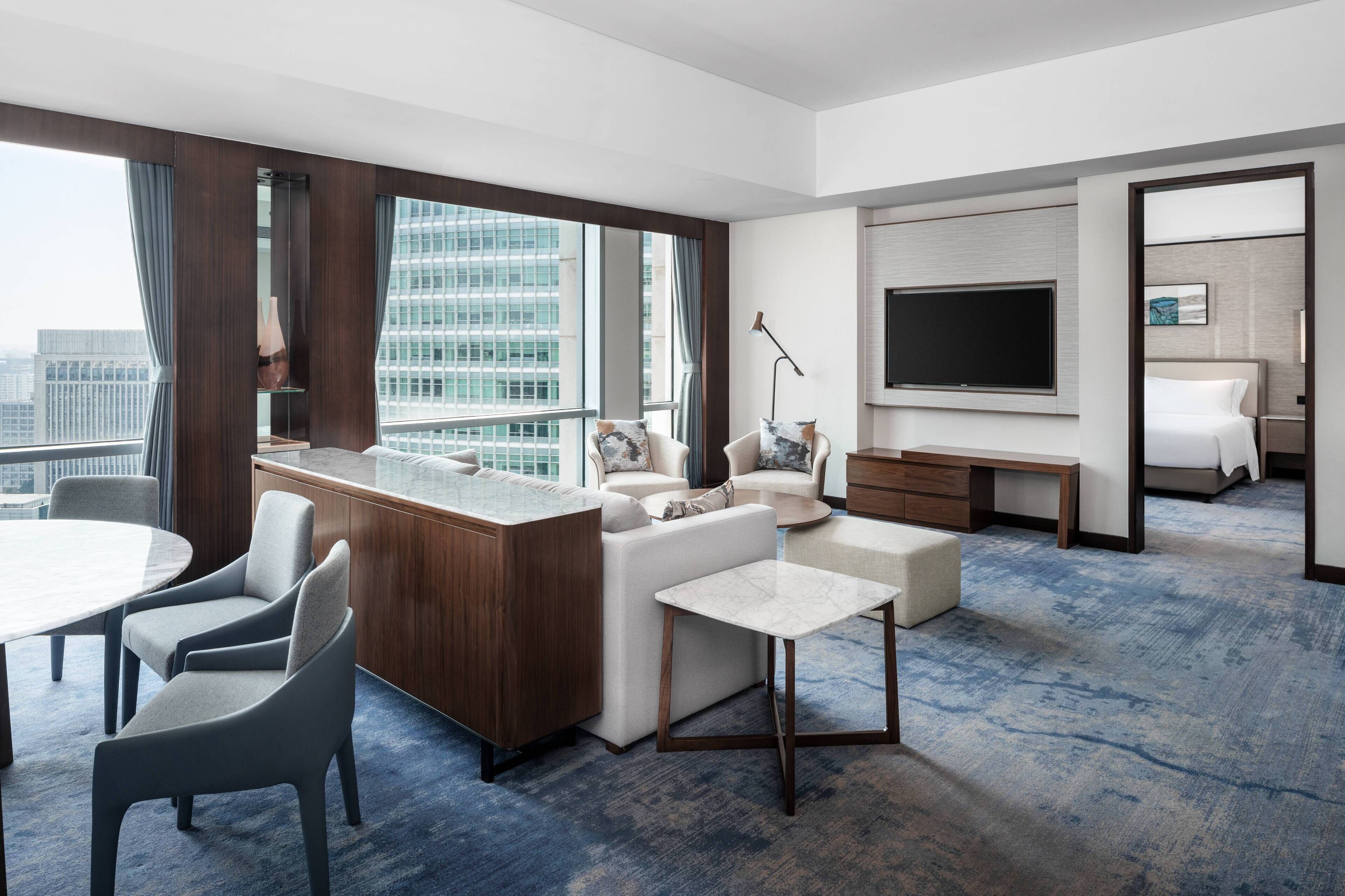 Executive suite, 1 kingsize bed | Luxe beddengoed, pillowtop-bedden, een minibar, een kluis op de kamer
