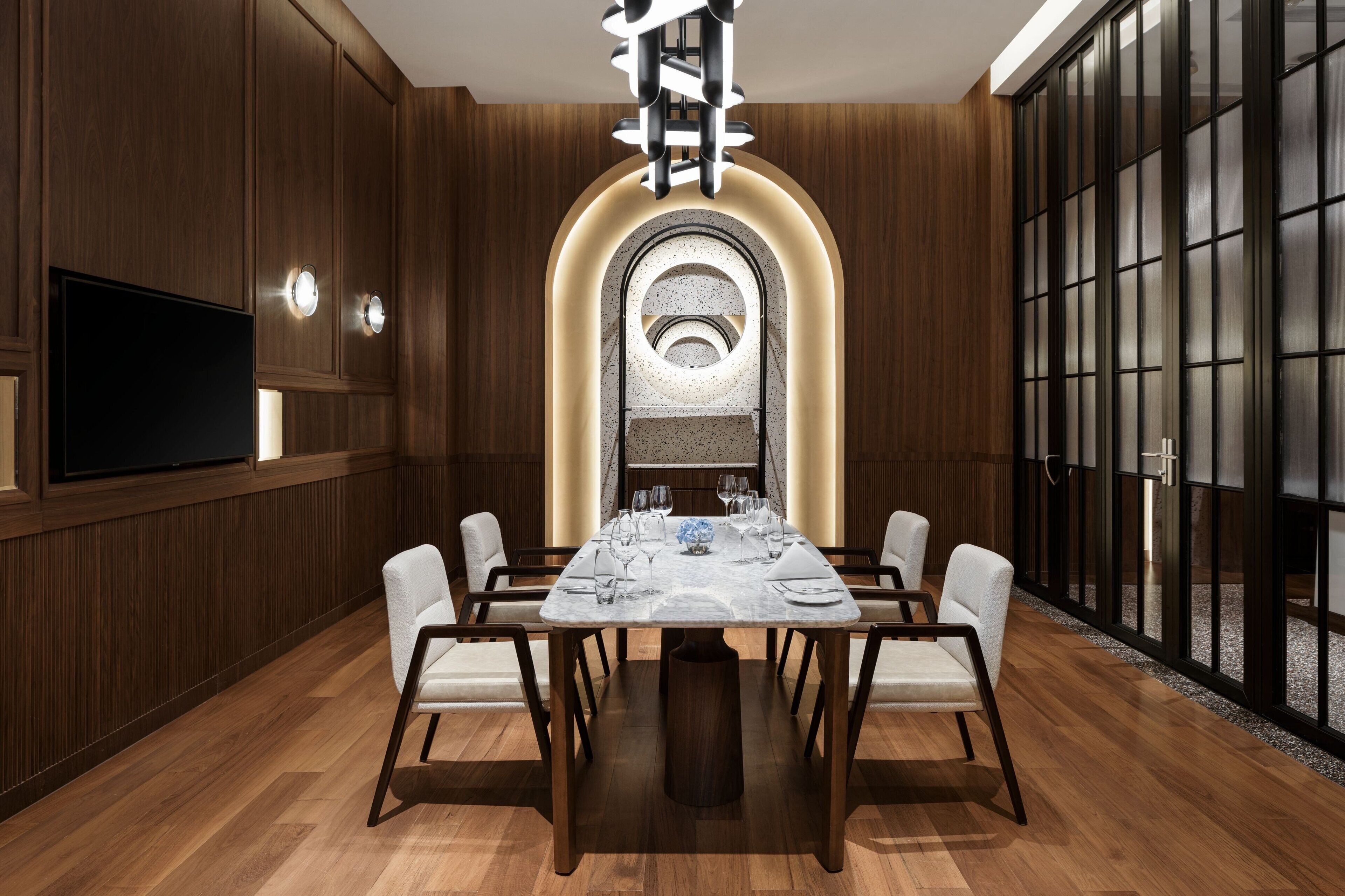 2 restaurants, breakfast, lunch served; local and international cuisine