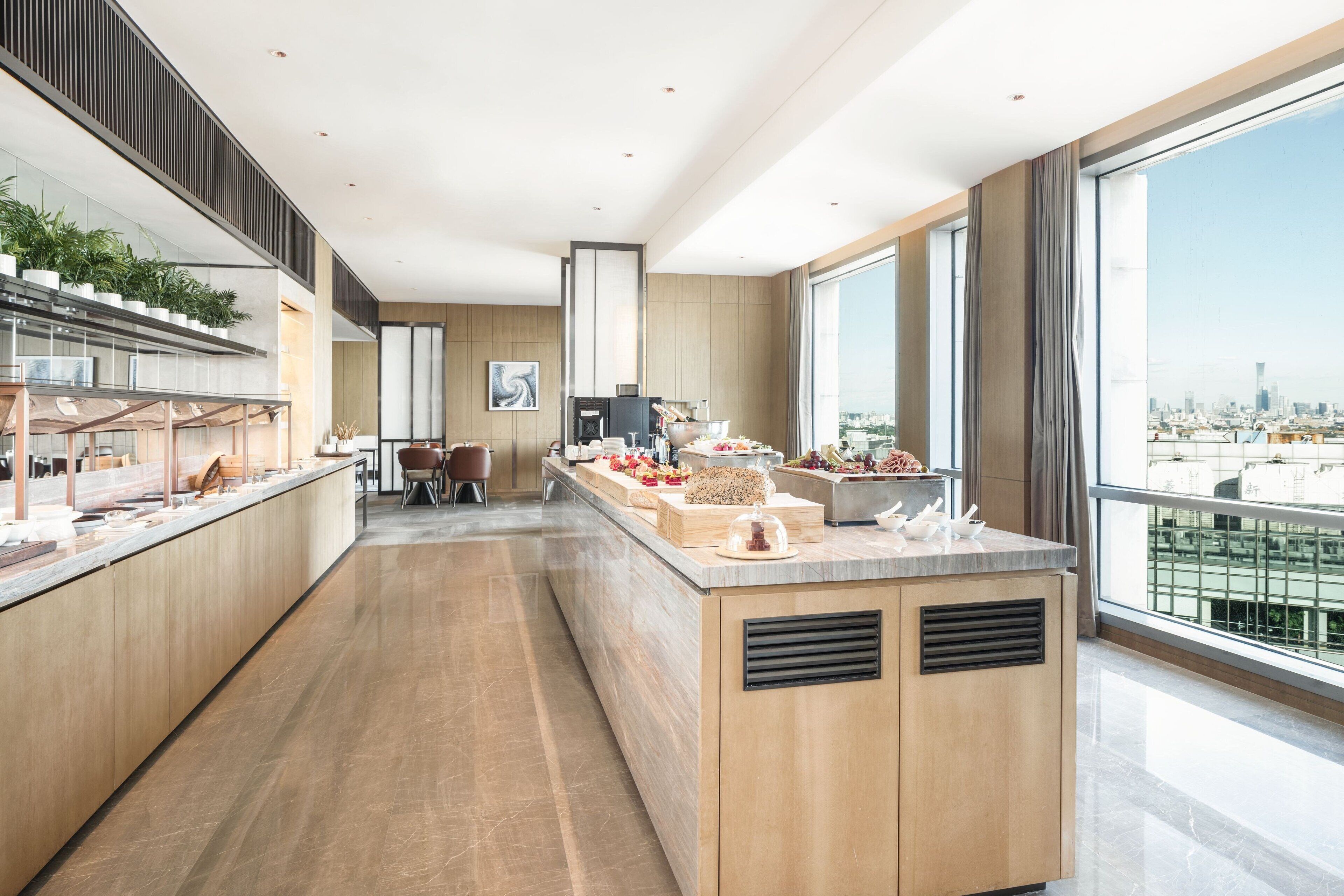 lobby lounge, garden views, open daily