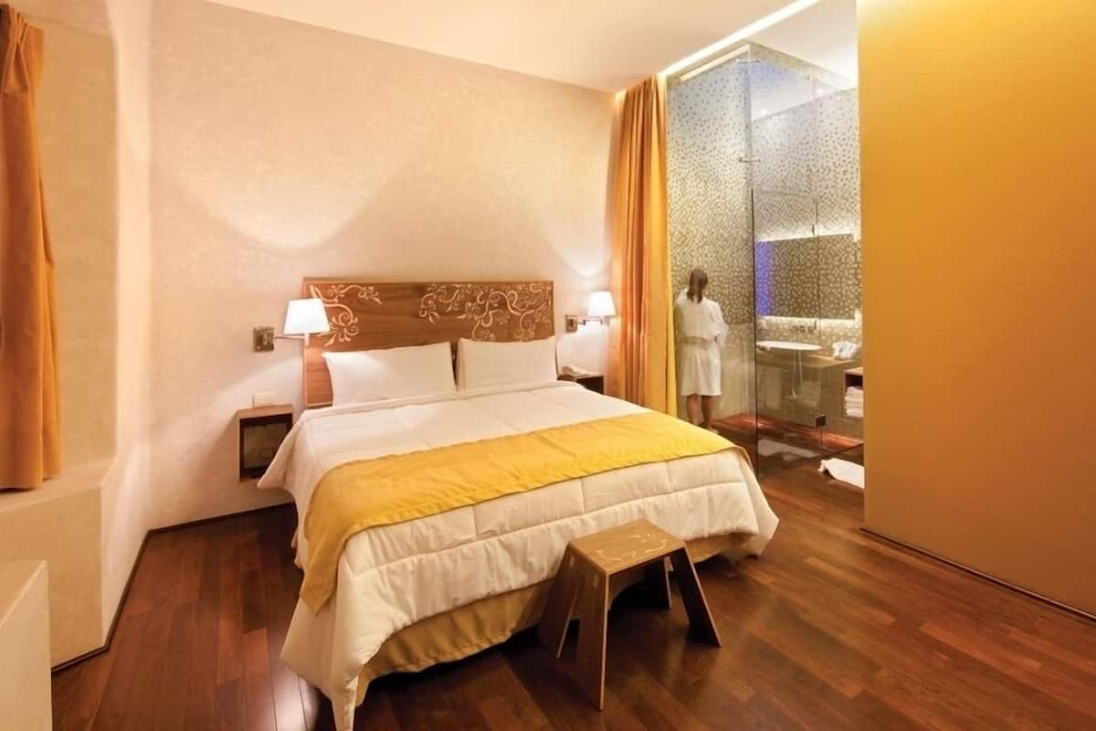 Deluxe Room, 1 King Bed | Premium bedding, minibar, in-room safe, desk