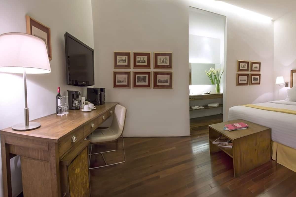 Executive-Zimmer | Hochwertige Bettwaren, Minibar, Zimmersafe, individuell dekoriert