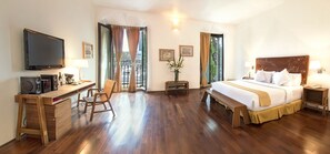 起居區 | 42-吋電漿電視、有線頻道、電視、 DVD 播放機