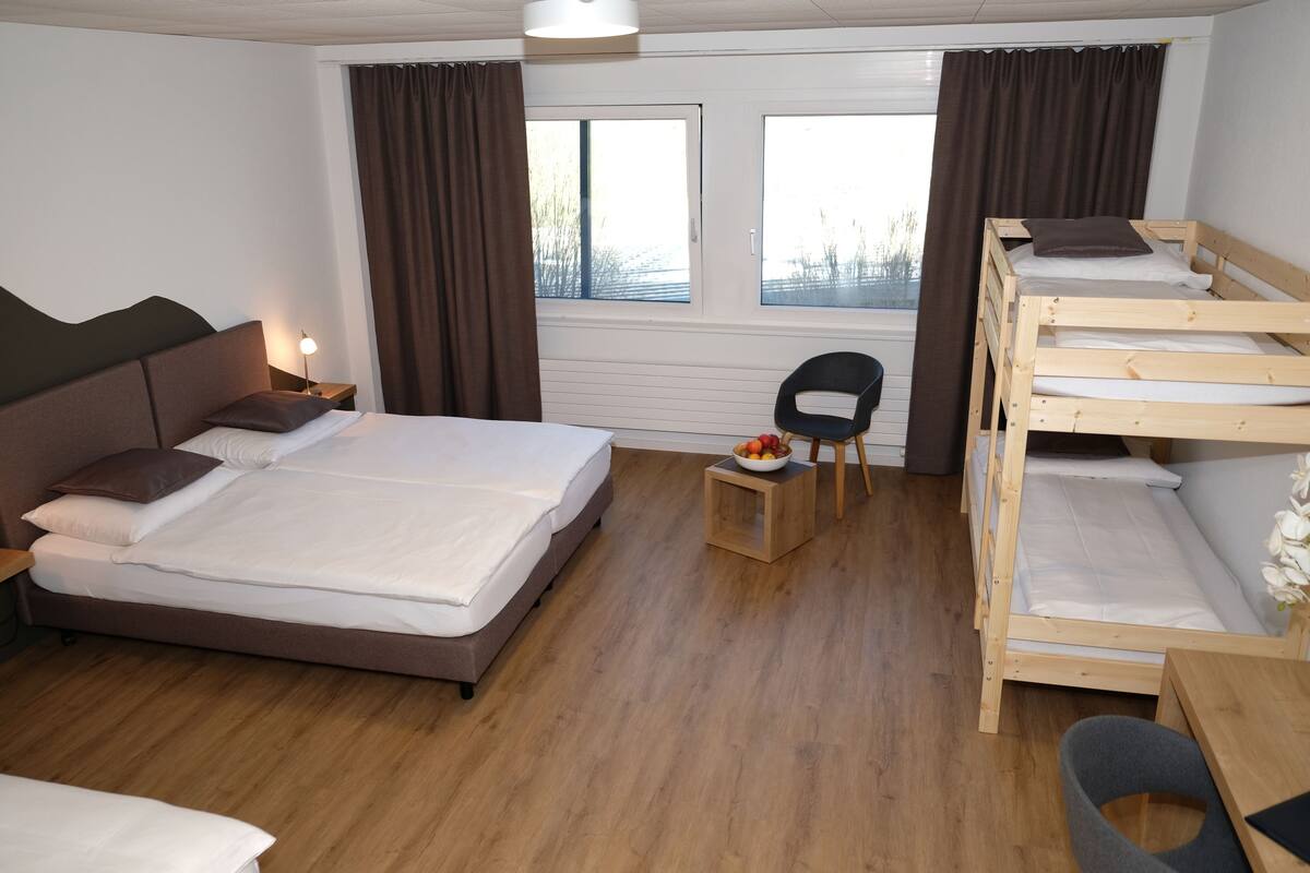 Habitación cuádruple estándar (twin bed & bunk bed) | Caja de seguridad en la habitación, escritorio y insonorización 