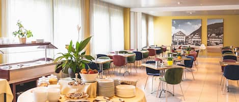 Petit déjeuner continental (15 CHF par personne)