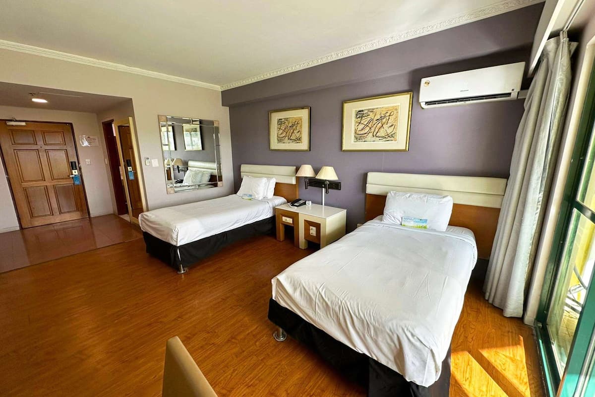 Habitación, 2 camas individuales, no fumadores | Caja fuerte, cortinas opacas, tabla de planchar con plancha
