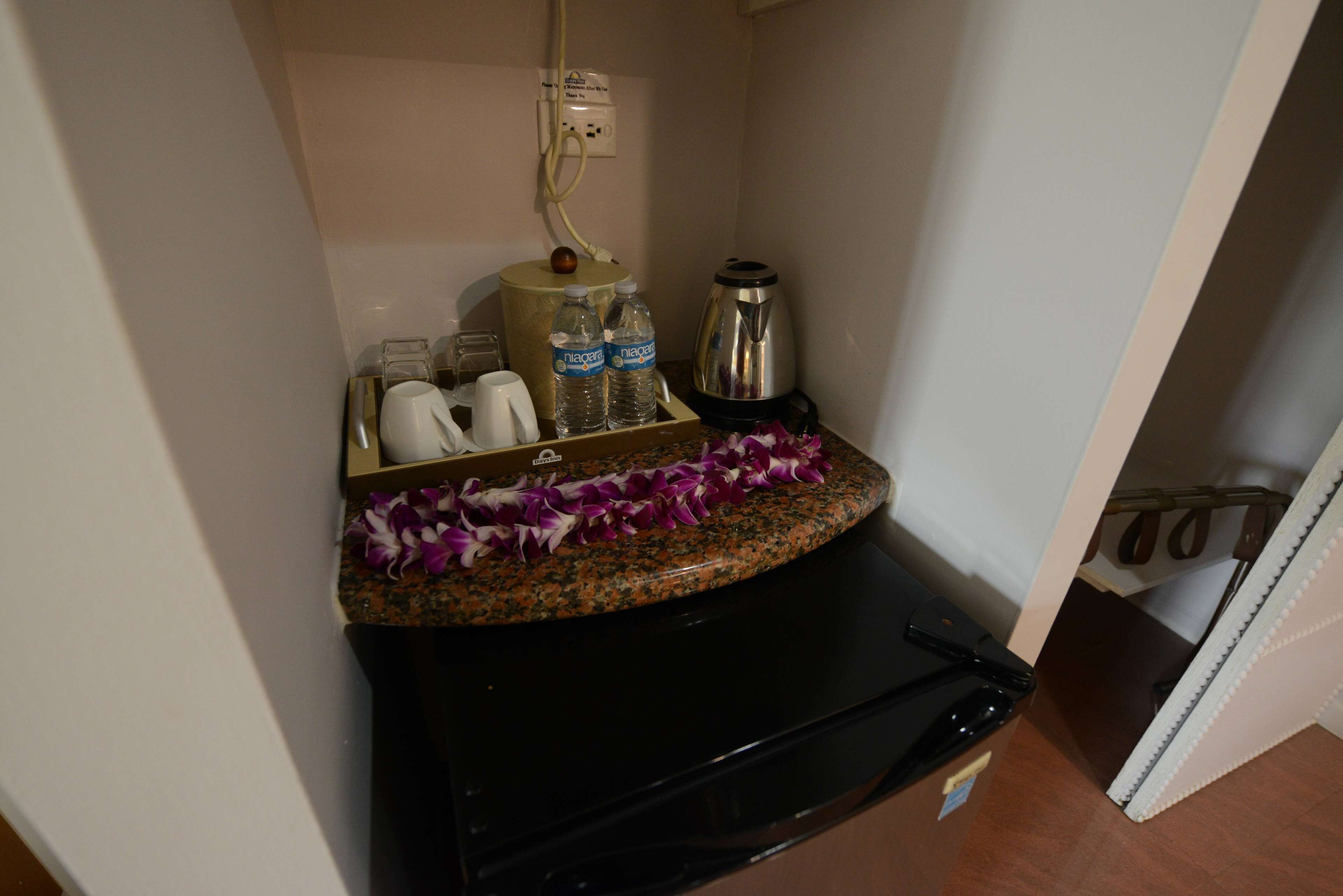 Caja fuerte, cortinas opacas, tabla de planchar con plancha