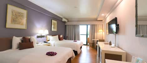 Värdeförvaringsskåp på rummet och mörkläggningsgardiner