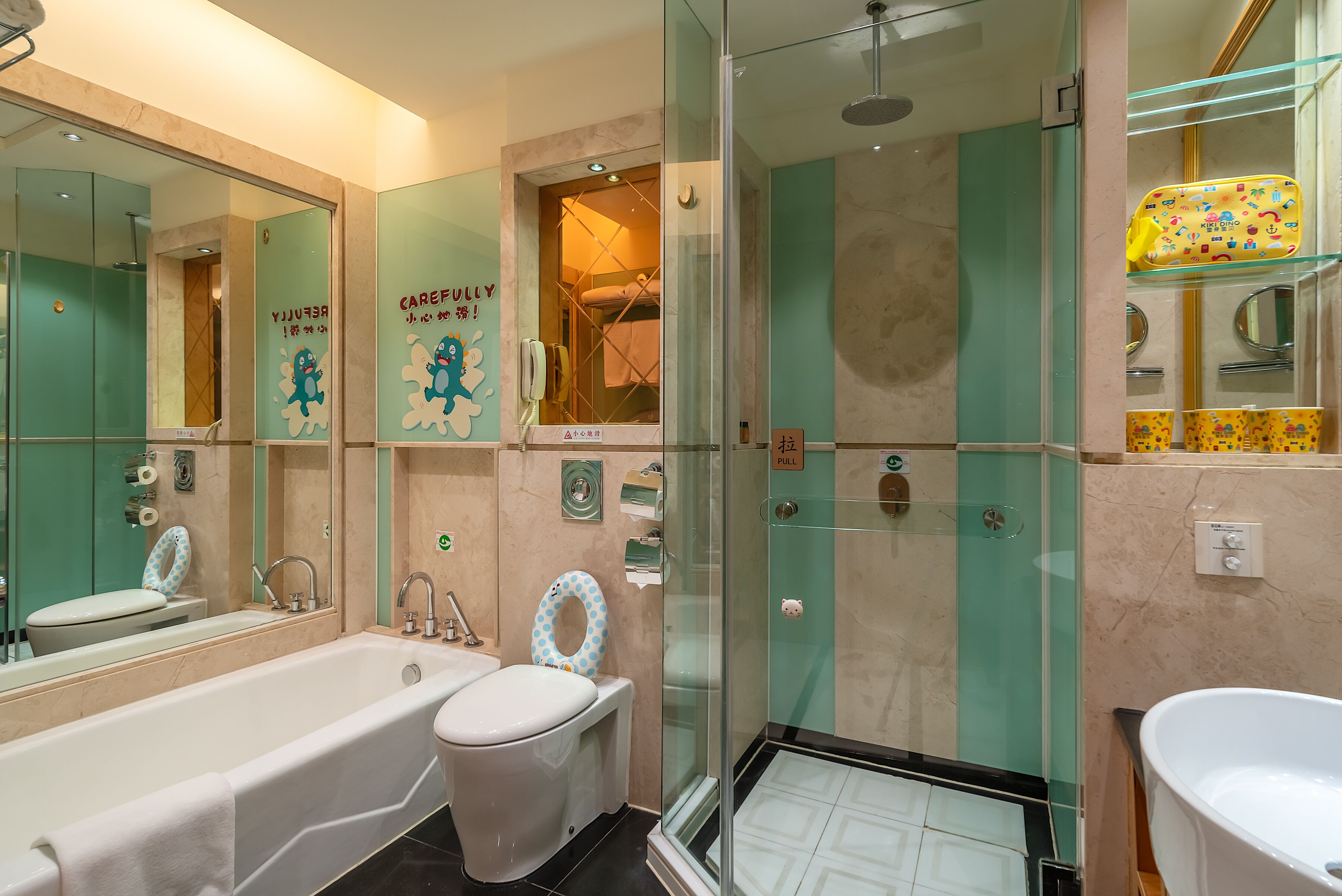 combined shower/bathtub, deep-soaking bathtub, free toiletries